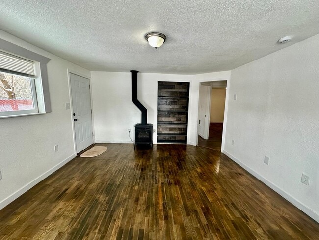 Building Photo - Charming 2 bedroom 1 bath home next to the bike trail Less than 3 miles from Sky Lakes and Oregon...