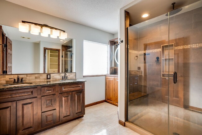 Building Photo - 112 S Springwood Dr