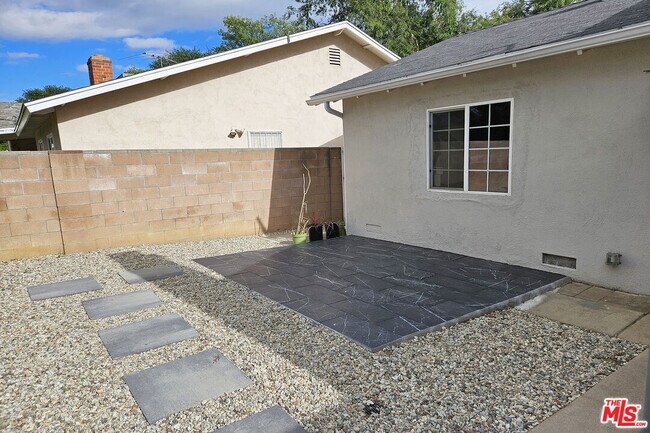 Building Photo - 22337 Cantara St