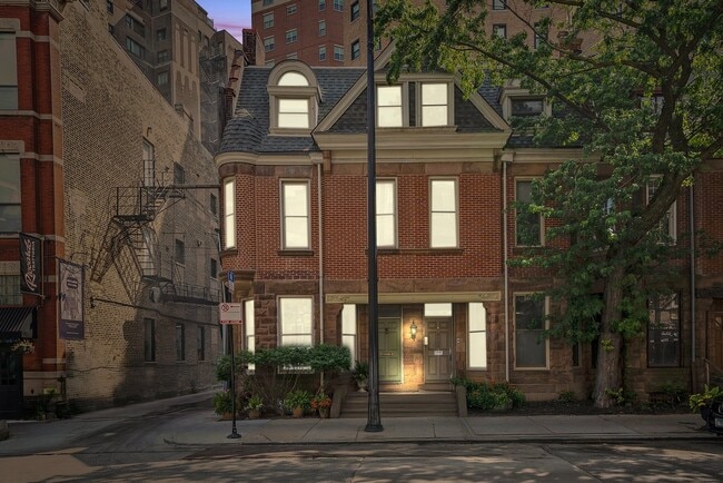 Building Photo - 2113 N Clark St