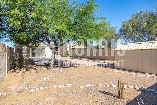 Building Photo - Cozy Home with No HOA and a Large NO Maintenance Backyard