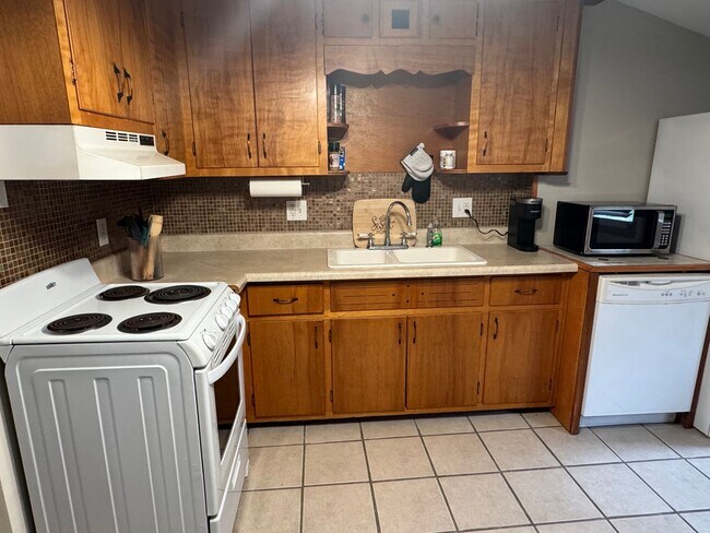 Building Photo - 2 Bedroom 1 Bath Duplex Located in Kingsport, TN