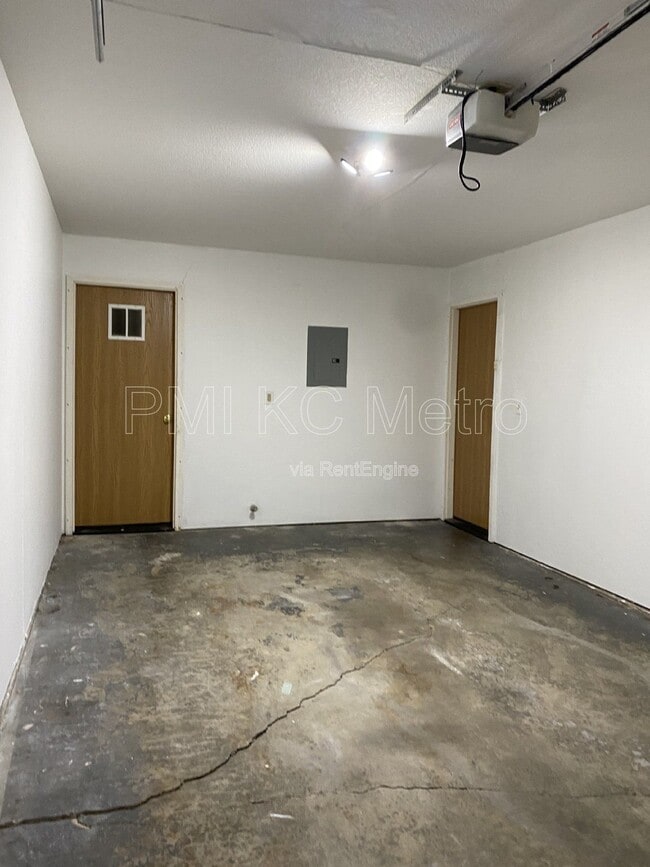 Building Photo - 526 NE Churchill St