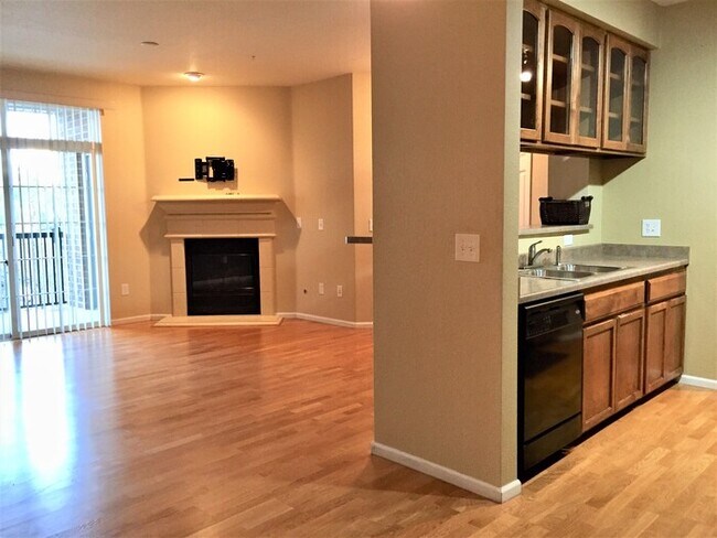 Building Photo - Stunning Condo in Town Center Terrace!