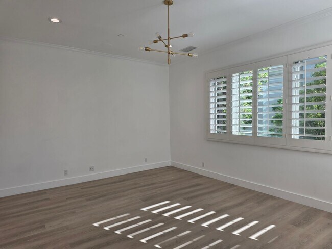 Building Photo - Lake Sherwood 5+4 Pool Home on the lake