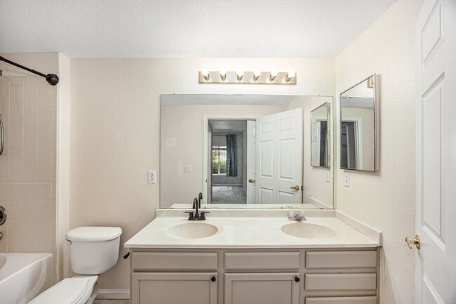 Building Photo - Light and Bright Condo in East Denver