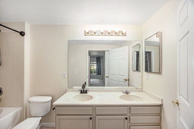 Building Photo - Light and Bright Condo in East Denver
