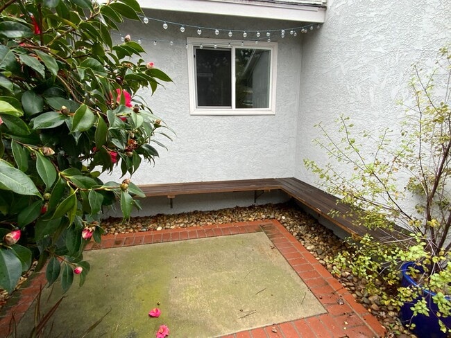 Building Photo - Spacious 3BD Home with Large Backyard, Quartz Counters & 2-Car Garage