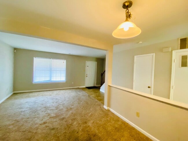 Building Photo - Adorable 3 bdrm/1.5 bath Home Located Clos...