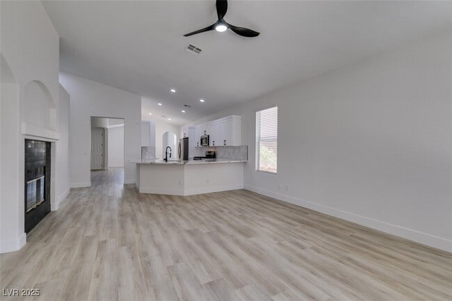 Building Photo - 823 Wintersweet Rd