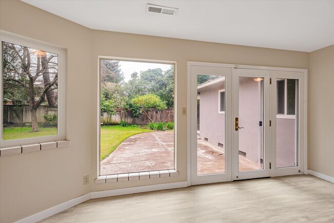 Building Photo - Awesome Quiet Cul-de-sac in Menlo Park