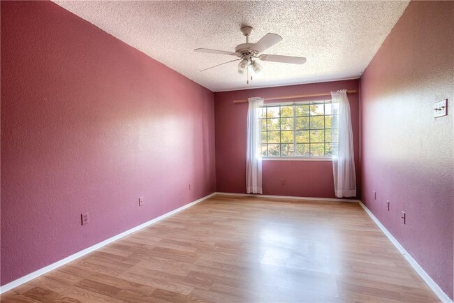 Building Photo - 1015 E Yager Ln