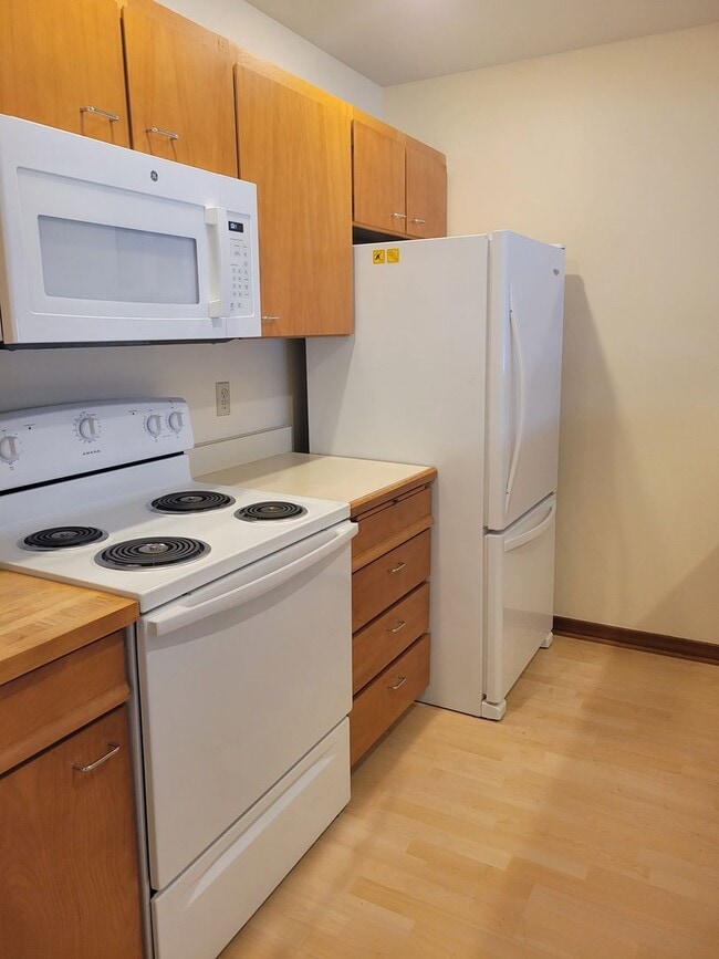Building Photo - 2BD Condo Located in Charming Neighborhood...