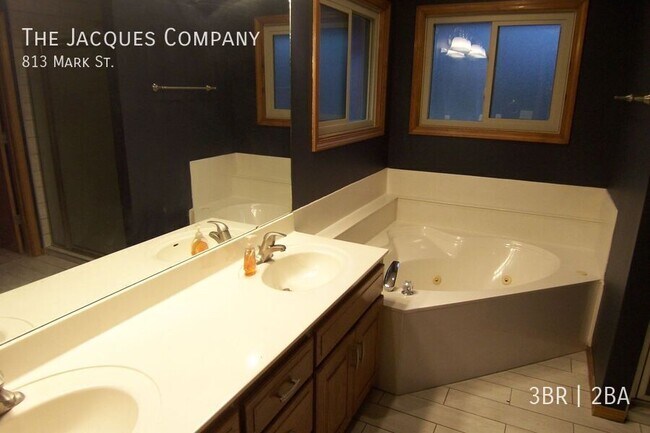 Building Photo - 813 Mark St