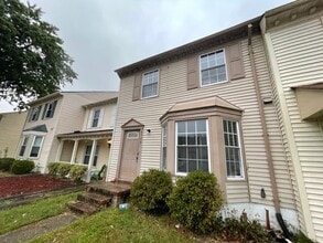Building Photo - 3 bedroom townhome! Fenced backyard.