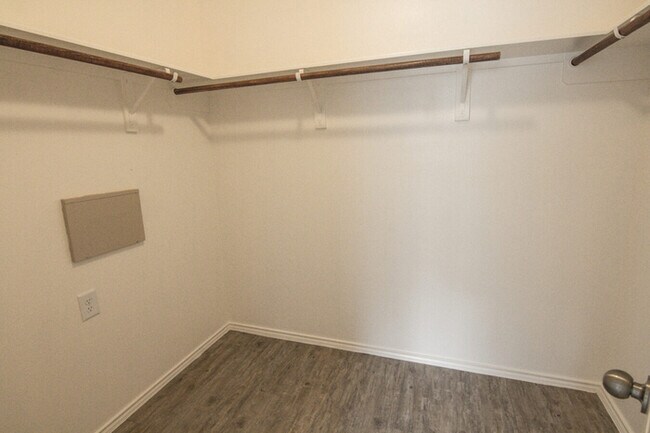 Building Photo - 2105 Oakwood Forest Dr