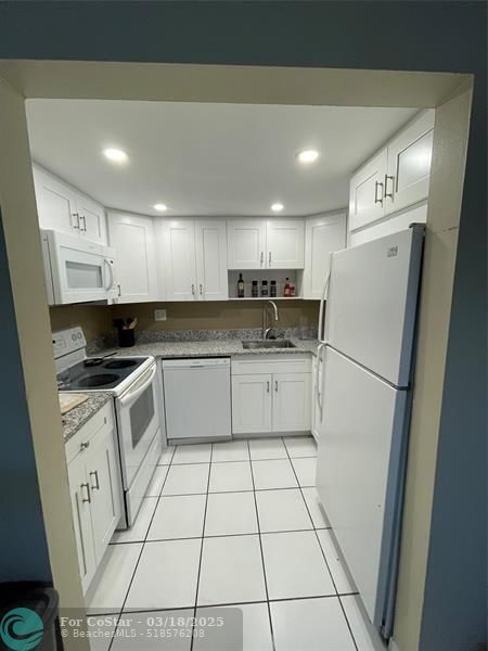 Building Photo - 1400 NE 54th St