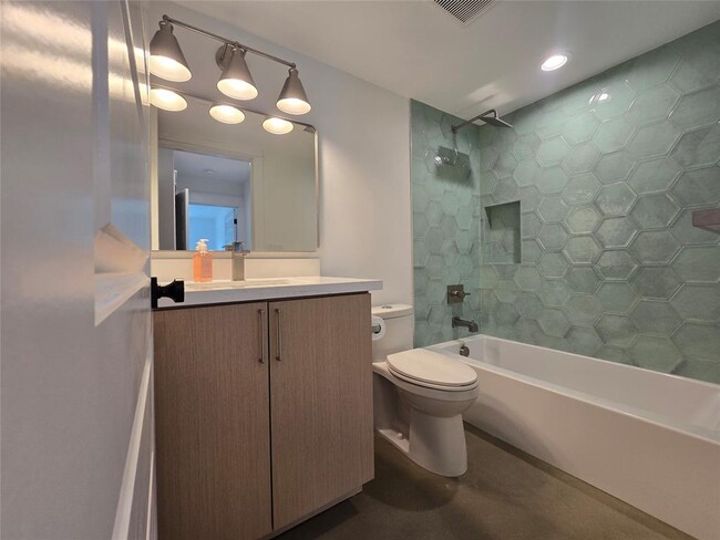 Building Photo - 1112 W N Loop Blvd