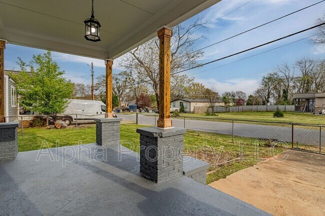 Building Photo - 10 Montana St