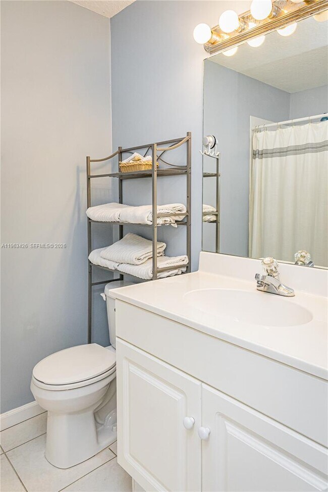 Building Photo - 1651 Hawthorne Pl