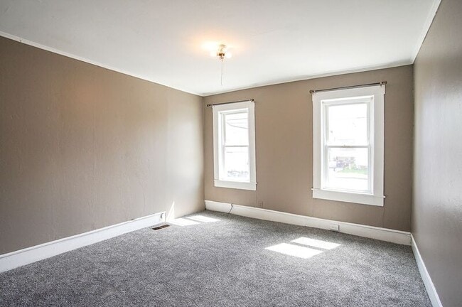 Building Photo - 32 Joy St