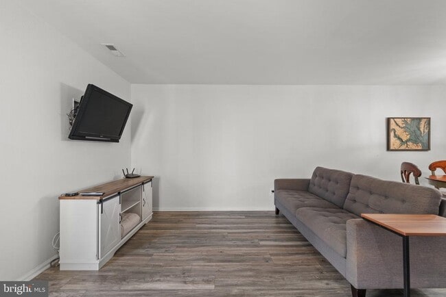 Building Photo - 3182 E Ocean View Ave