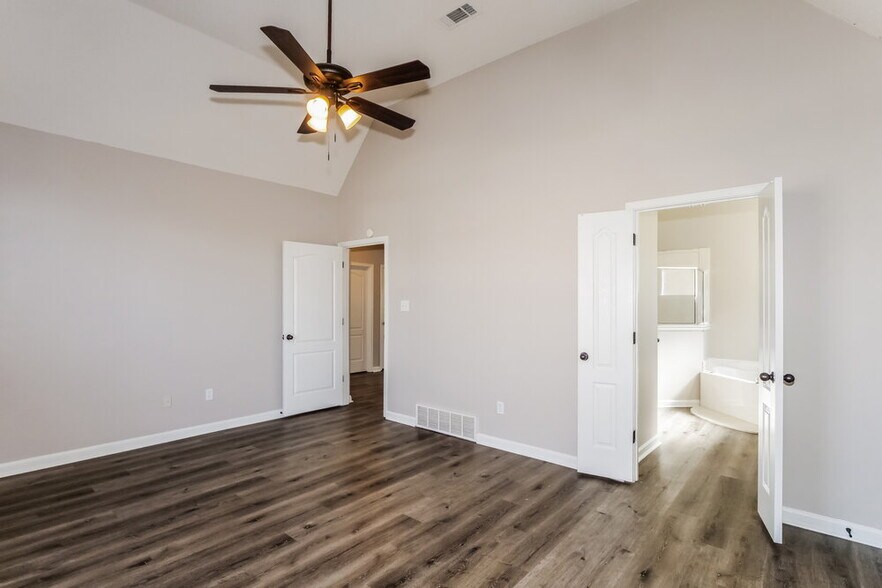 Building Photo - 1516 Sawmill Creek Ln