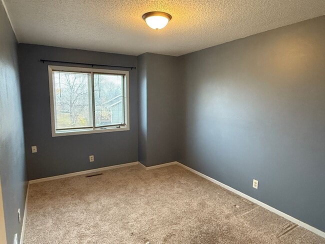 Building Photo - ~ FALL SPECIAL ~  3 Bedroom, 3 Bath Home f...