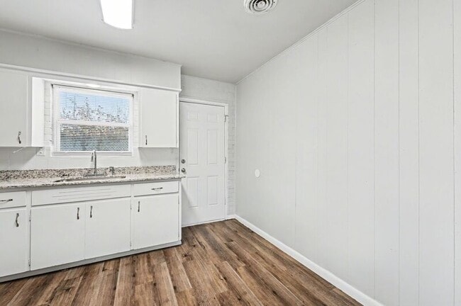 Building Photo - 704 W Oak St