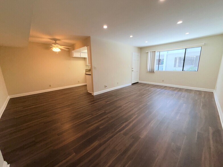 Building Photo - 515 E Elmwood Ave