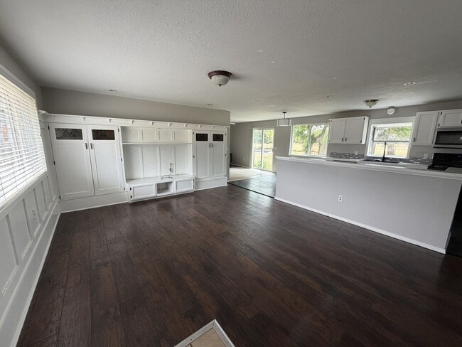 Building Photo - Spacious Rambler for Lease