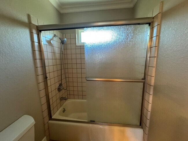 Building Photo - Fully remodeled home, Pet friendly with A/...