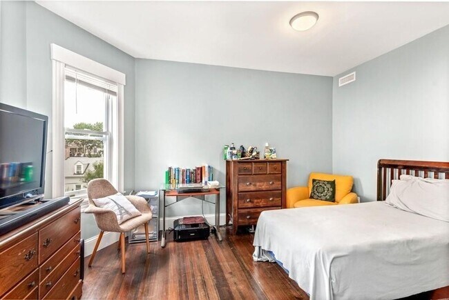 Building Photo - 389 Centre St