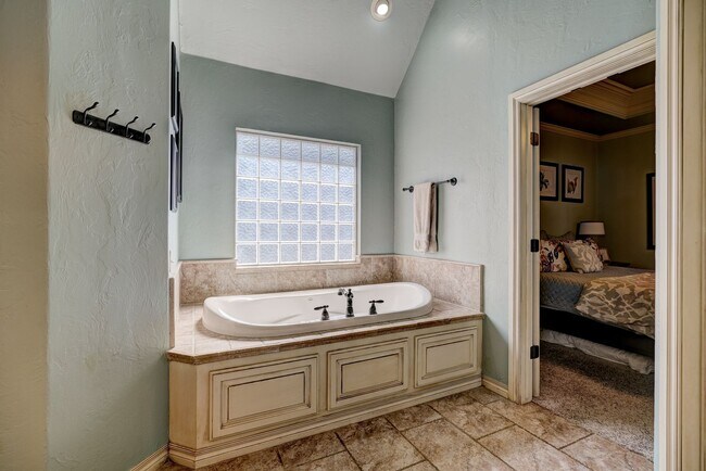 Building Photo - Luxury 5 Bedroom Home in Fairfax Estates, next to public golf course - Safe Room- Memorial High- ...