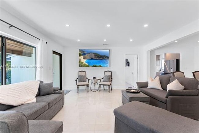 Building Photo - 231 NE 45th St