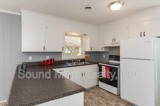 Building Photo - 704 Joyner St