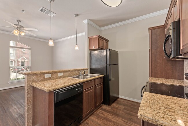 Building Photo - AUGUST PRE-LEASE!!!  Spacious 1 Bed, 1 Bat...