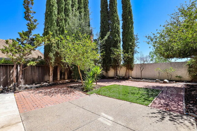 Building Photo - 2041 Crater Peak Way