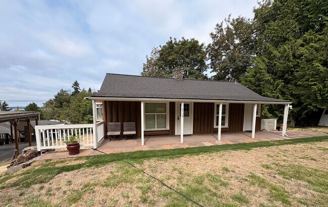 Building Photo - Charming Three Bed West Seattle Vintage Home Near Lincoln Park and Puget Sound!
