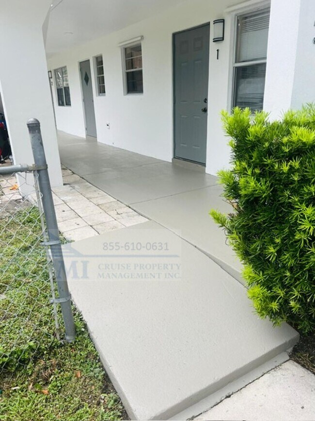 Building Photo - 523 S K St Lake Worth, FL 33460