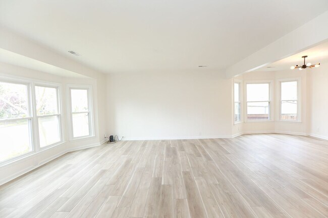 Building Photo - Beautifully renovated 3 bed 2.5 bath home ...