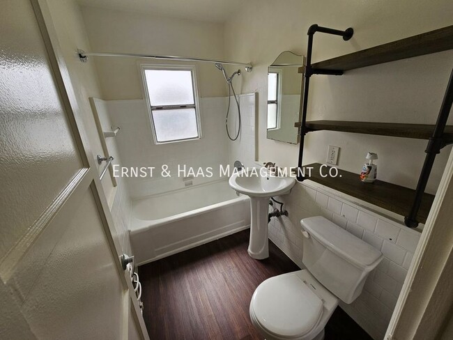 Building Photo - Wonderful 1 Bedroom Apartment Just a Block...