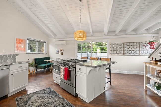 Building Photo - Ventura | Pierpont | 4 Bedroom + 3 Bathroom