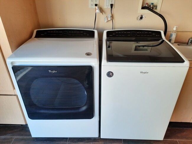 Building Photo - 7955 Vía Latina