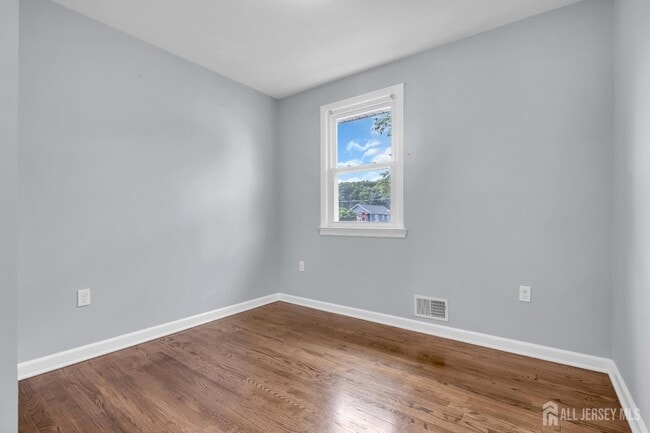 Building Photo - 1067 Riverton St