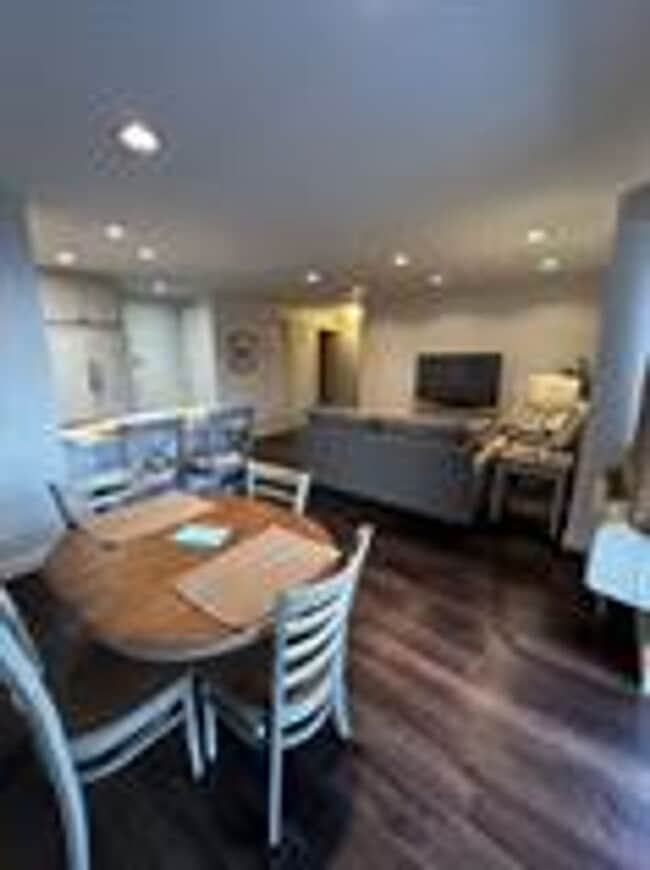 Building Photo - Beautiful Fifteenth floor Furnished one Be...