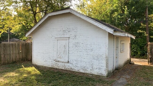 Building Photo - 338 Kenwood Ave