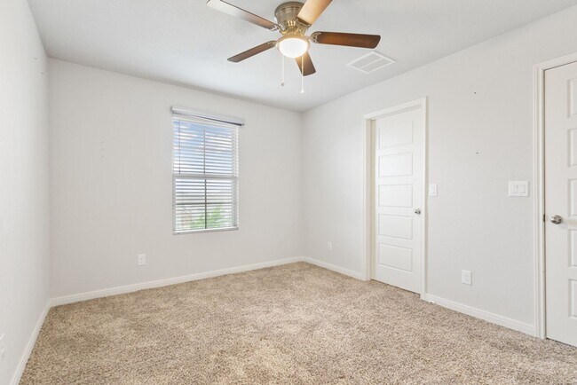 Building Photo - 4 Bedroom/2.5 Bath Paloma Subdivision