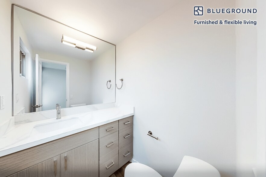 Building Photo - 2106 Manhattan Beach Blvd