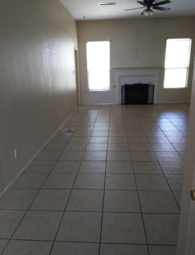 Building Photo - Nice cozy home